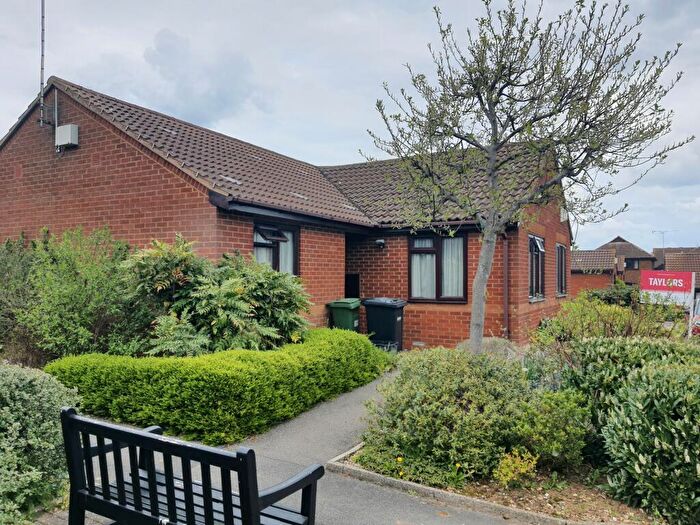 2 Bedroom Bungalow To Rent In Edgcott Close, Luton, LU3