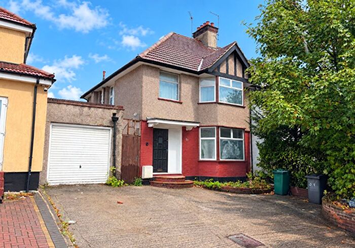 4 Bedroom Semi-Detached House For Sale In Hendon Way, Cricklewood, London, NW2