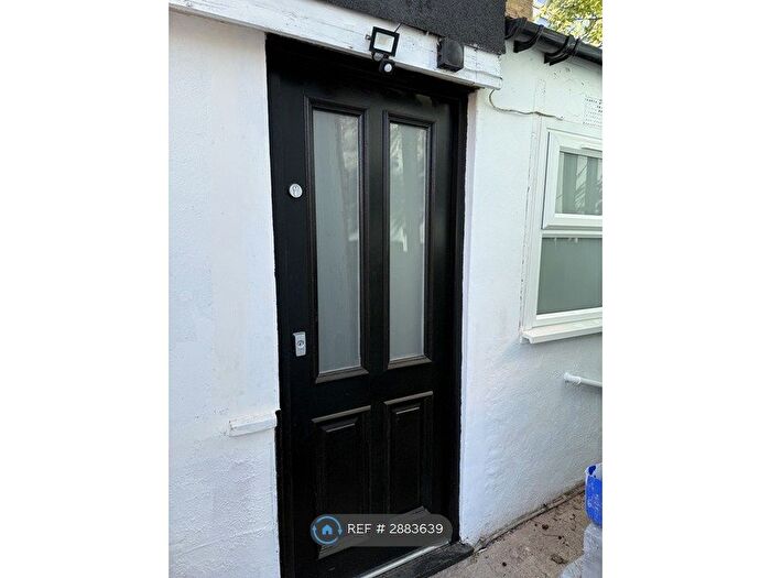 3 Bedroom Flat To Rent In Queens Road, Buckhurst Hill, IG9