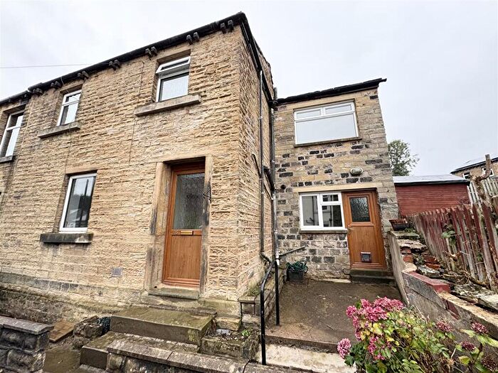 3 Bedroom Semi-Detached House For Sale In Saville Road, Skelmanthorpe, HD8