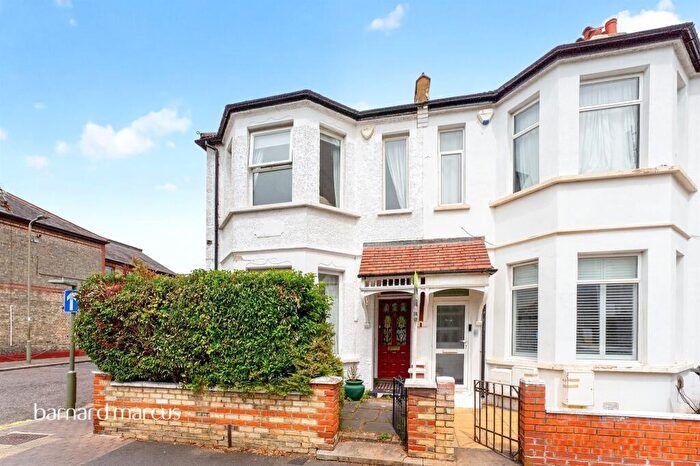 4 Bedroom End Of Terrace House For Sale In Nether Street, London, N12