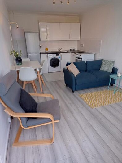 3 Bedroom Flat To Rent In John Kennedy House, Rotherhithe Old Road, London, SE16