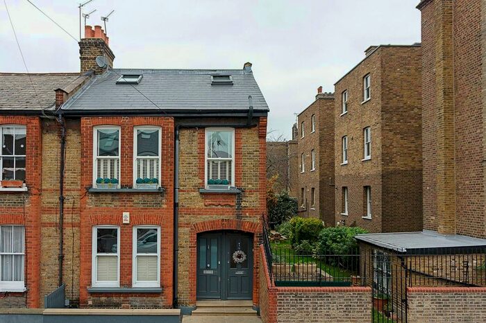 2 Bedroom Flat To Rent In Prairie Street, Battersea, London, SW8