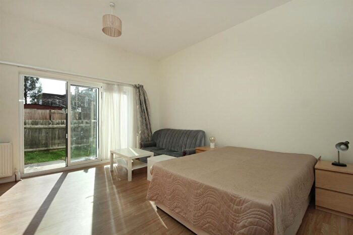 Studio To Rent In Uxbridge Road, London, W3