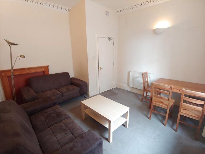 2 Bedroom Flat To Rent In Drumdryan Street, Edinburgh, EH3