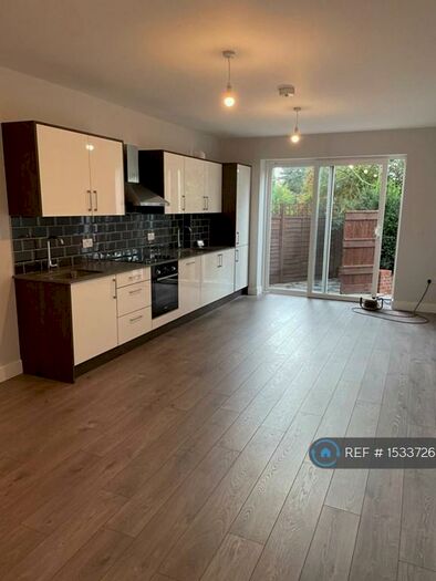 2 Bedroom Flat To Rent In Wayside, London, NW11