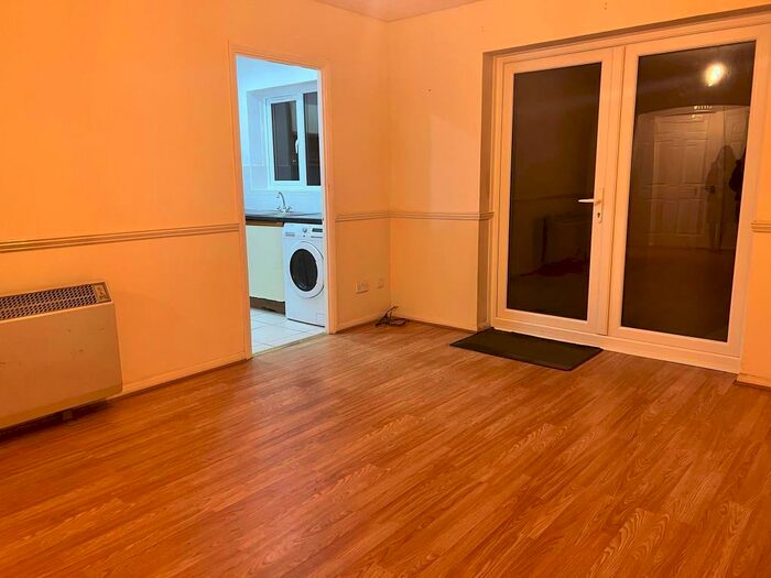 2 Bedroom Apartment To Rent In Slough, Berkshire, SL2