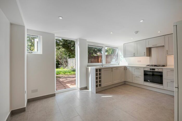 4 Bedroom Town House To Rent In Jillian Close, Hampton, TW12