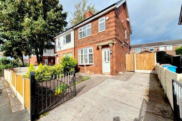 3 Bedroom Semi-Detached House To Rent In Oakfield Drive, Manchester, M38