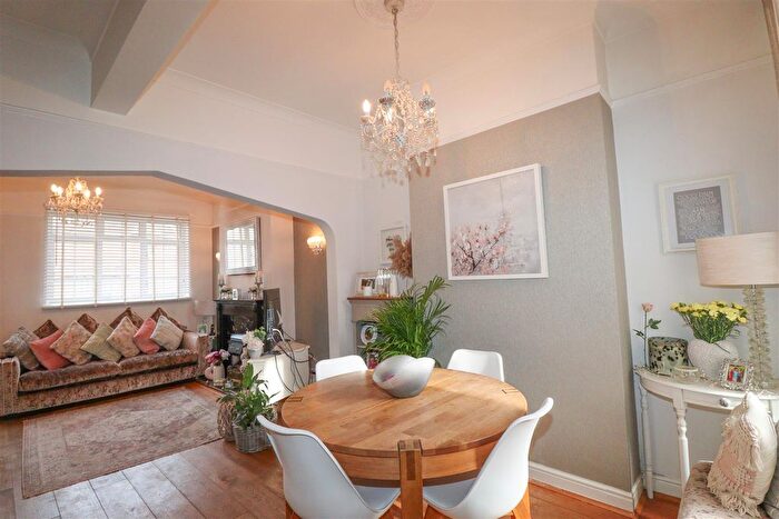 3 Bedroom End Of Terrace House For Sale In Cross Street, Farnborough, GU14