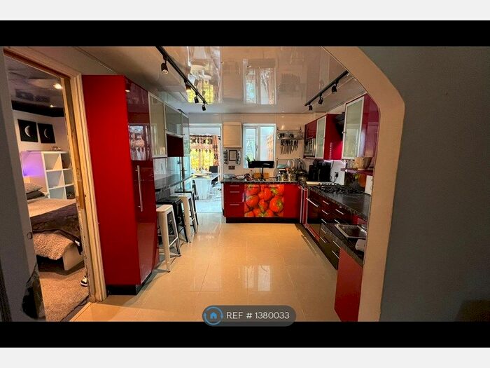 4 Bedroom End Of Terrace House To Rent In Leahy Gardens, Nottingham, NG5