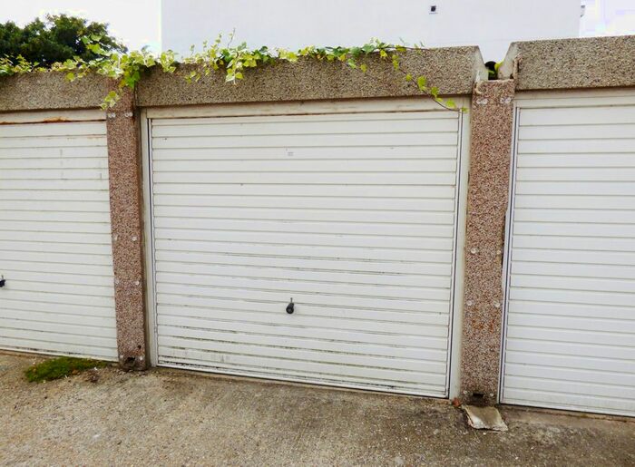 Garage / Parking To Rent In Garage, Western Road, Littlehampton, BN17