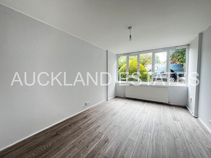 2 Bedroom Flat To Rent In Ashbourne Close, London, N12