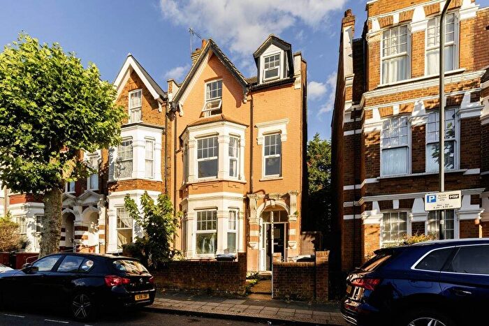 3 Bedroom Flat To Rent In Rutland Park, Willesden Green, NW2