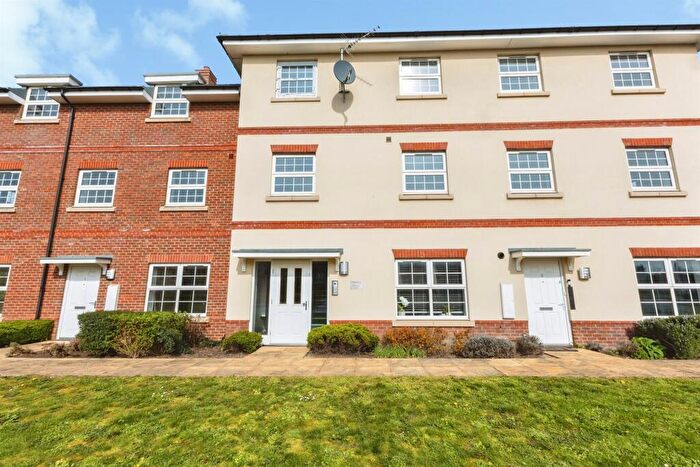 2 Bedroom Apartment For Sale In Hayes Drive, Three Mile Cross, Reading, RG7