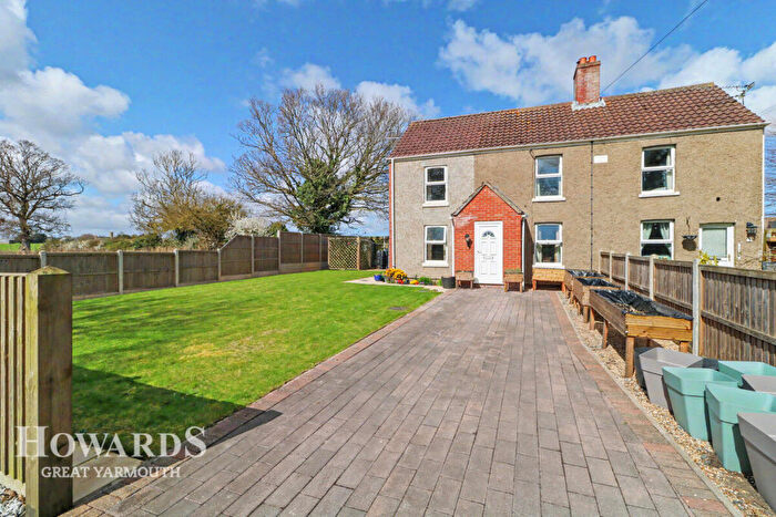 3 Bedroom Semi-Detached House For Sale In Low Road, Rollesby, NR29