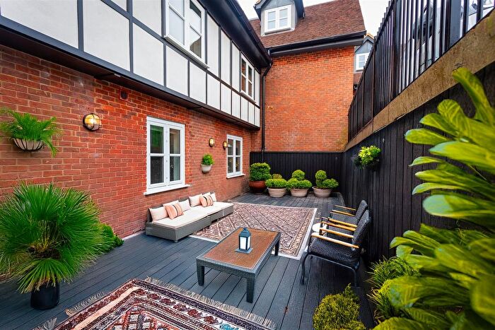 2 Bedroom Flat To Rent In West Street, Reigate, RH2