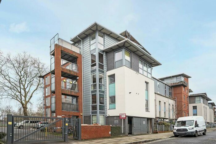 2 Bedroom Flat To Rent In Southwold Road, Clapton, London, E5