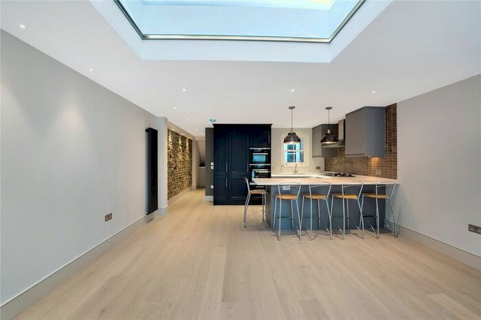 2 Bedroom Flat To Rent In St. James's Drive, Wandsworth Common, London, SW17