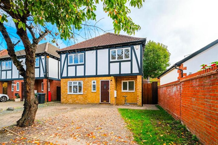4 Bedroom Detached House To Rent In Carbis Close, North Chingford, E4