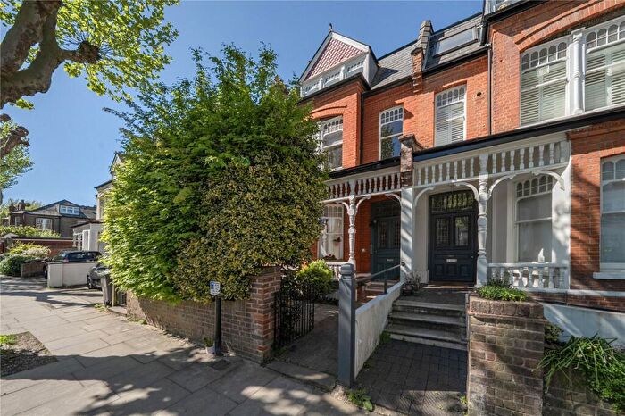 2 Bedroom Apartment For Sale In Kings Avenue, London, N10