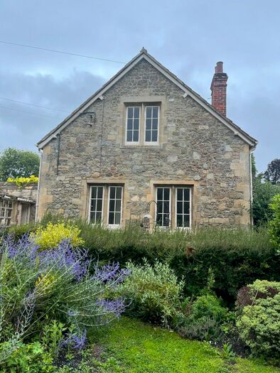 2 Bedroom Cottage To Rent In Monastery Road, BA13