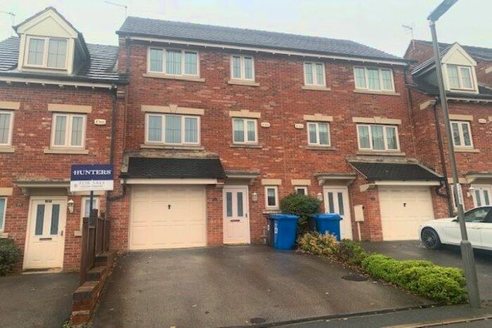 4 Bedroom Town House To Rent In Martindale Close, Chesterfield, S43
