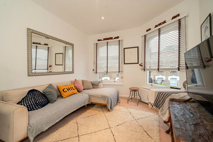 2 Bedroom Flat For Sale In Kingsgate Road, London, NW6