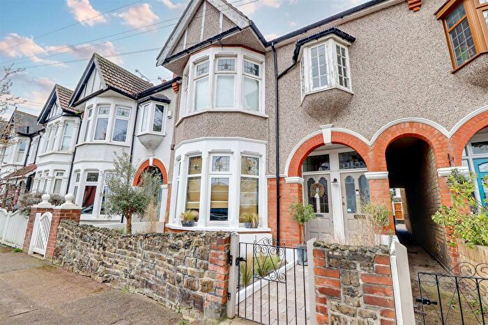 2 Bedroom Flat For Sale In Rockleigh Avenue, Leigh-On-Sea, SS9