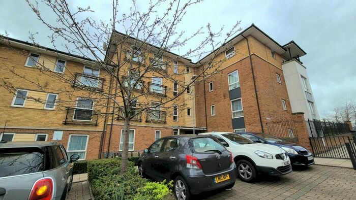 2 Bedroom Flat To Rent In Franklin Avenue, Watford, WD18