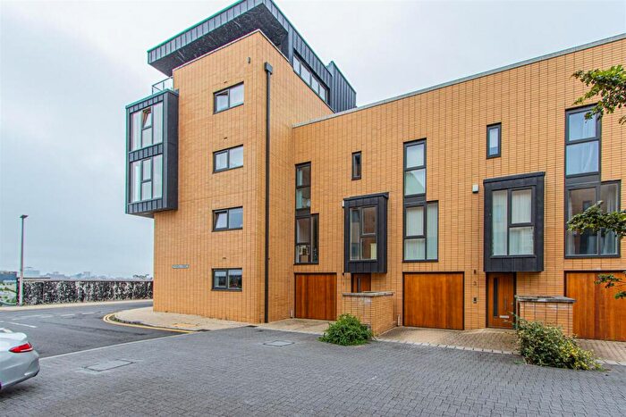 4 Bedroom Town House For Sale In Francis Street, Cardiff, CF11