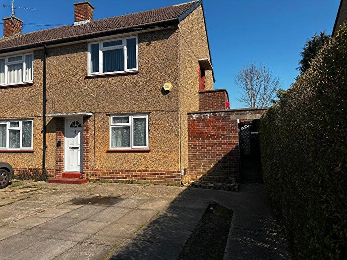 2 Bedroom Maisonette For Sale In Quinbrookes, Slough, SL2