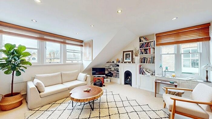 2 Bedroom Flat For Sale In Montague Road, TW10