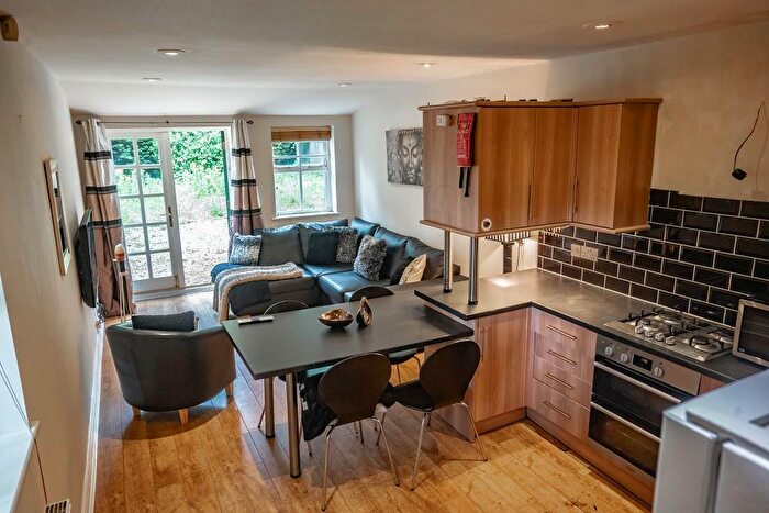 6 Bedroom Town House To Rent In Schuster Road, Manchester, M14