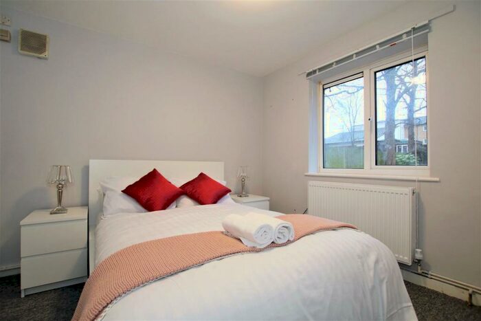 Flat To Rent In Harlesden Road, NW10