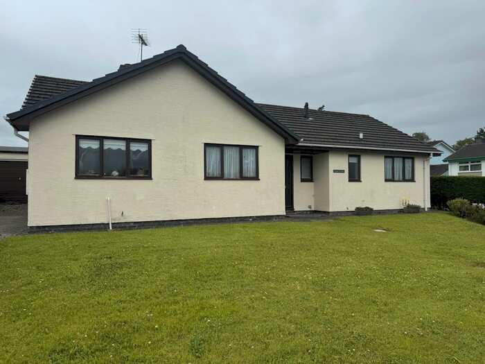 4 Bedroom Bungalow To Rent In Llygad Yr Haul, Trefaenor, Comins Coch, SY23