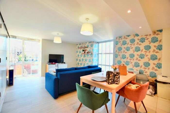 2 Bedroom Flat To Rent In Great West Road, London, W6
