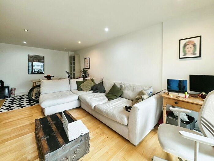 2 Bedroom Apartment To Rent In La Salle, Leeds, LS10