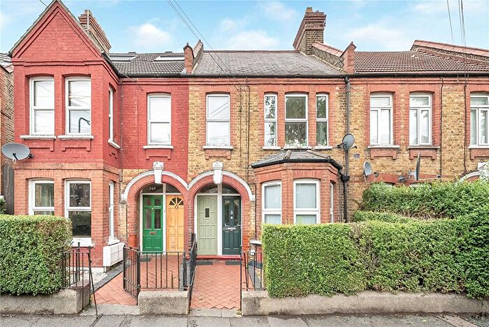 2 Bedroom Flat For Sale In Brettenham Road, Walthamstow, London, E17