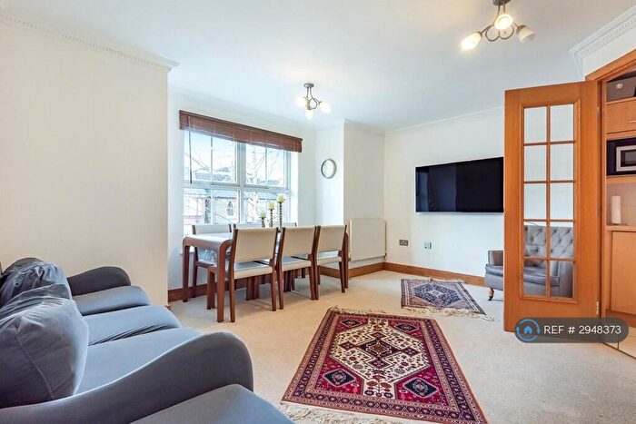 2 Bedroom Flat To Rent In Elizabeth Court, Kingston Upon Thames, KT2