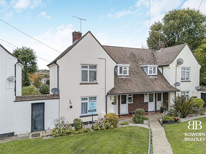 1 Bedroom Flat For Sale In Thurlby Close, Woodford Green, IG8