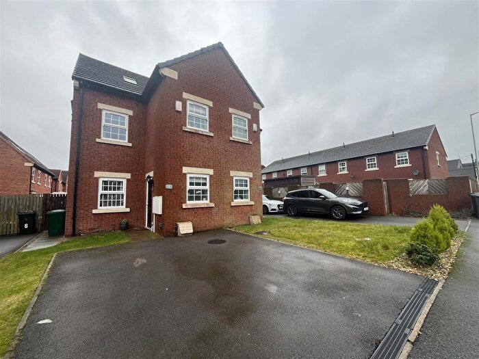 4 Bedroom Town House For Sale In Balme Street, Wyke, Bradford, BD12