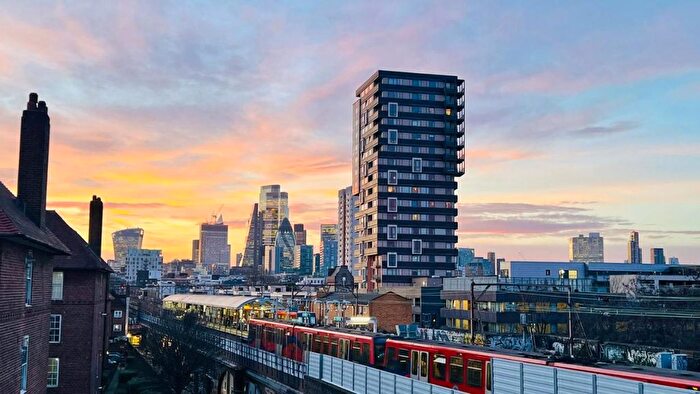 3 Bedroom Flat To Rent In Sutton Street, London, E1