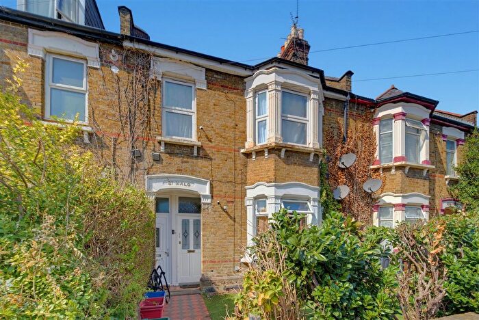2 Bedroom Maisonette For Sale In Montague Road, Hounslow, TW3