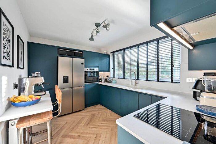 2 Bedroom Flat For Sale In Berkeley Court, Guildford, GU1