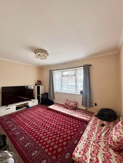 4 Bedroom Semi-Detached House To Rent In Ashford Avenue, Hayes, UB4