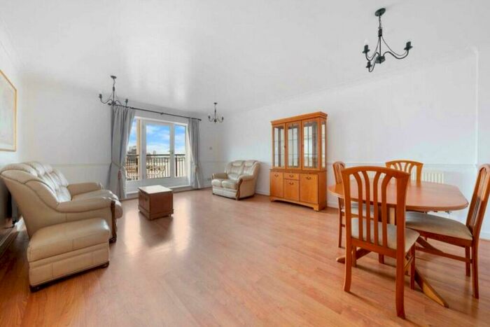 2 Bedroom Flat To Rent In Cape Henry Court, Jamestown Way, E14