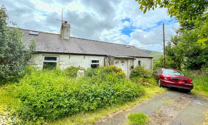 2 Bedroom Bungalow For Sale In Llanllyfni, Caernarfon, Gwynedd, LL54