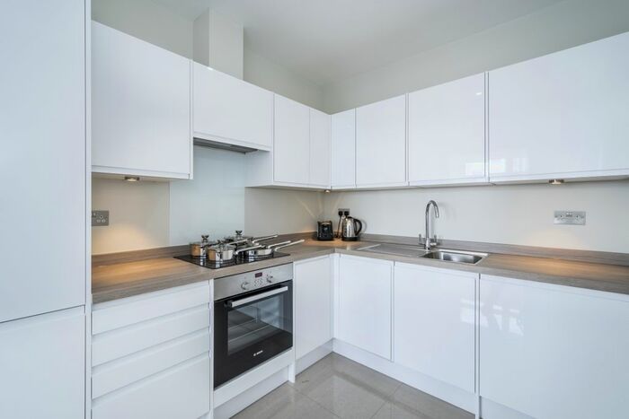 3 Bedroom Flat To Rent In Metro Central Heights, Elephant And Castle, SE1