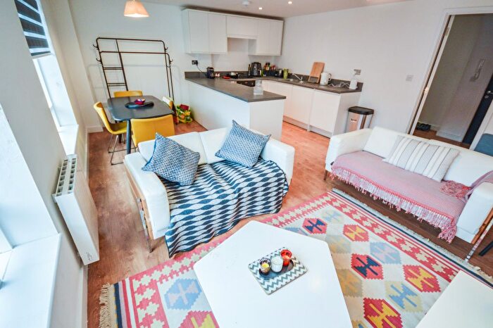 2 Bedroom Flat To Rent In Stamford New Road, Altrincham, WA14